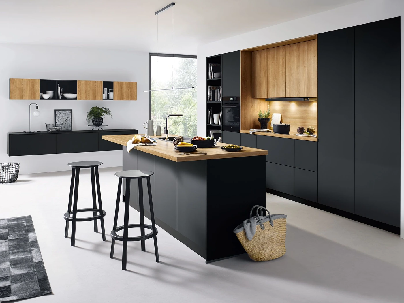 Schwarze moderne Sch&uuml;ller Matera K&uuml;che mit Kochinsel