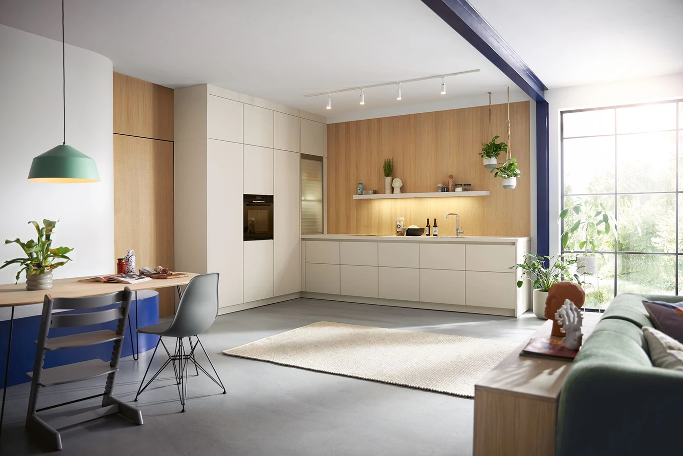Helle moderne Sch&uuml;ller Matera K&uuml;che mit Kochinsel