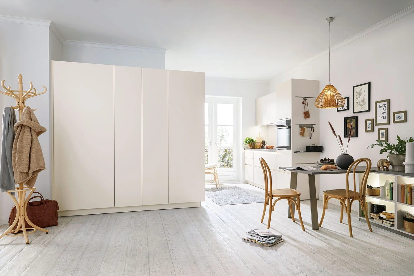Helle moderne Sch&uuml;ller Nova K&uuml;che mit klarer Stauraumplanung